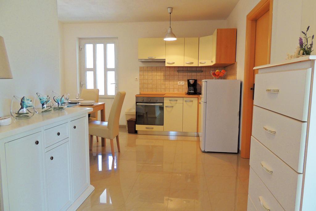 Private Accommodation Kirincic Vrh  ภายนอก รูปภาพ